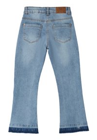 Jeans in denim azzurro chiaro a gamba svasata con orlo sfrangiato di colore blu scuro. Caratterizzati da cinque tasche e una toppa in pelle marrone sulla cintura posteriore.