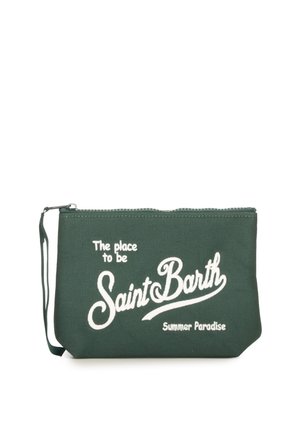 Bustina in tessuto verde con cerniera e cinturino da polso, con testo bianco "The place to be Saint Barth Summer Paradise" sul lato anteriore.