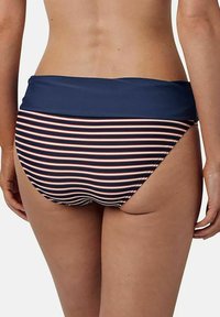 Randig bikiniunderdel med en marinblå midja och en åtsittande design. Horisontella ränder i marinblått och korall över tyget.