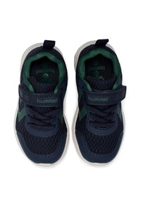 Marina blå sportskor med gröna detaljer, som har ett mesh-övre, justerbar rem och en strukturerad gummisula.