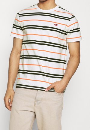 T-shirt blanc à manches courtes avec des rayures horizontales vertes et orange, comprenant un logo Levi's rouge sur la poitrine et un col côtelé.