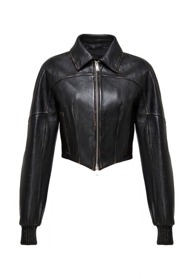 Chaqueta de piel negra corta con cuello puntiagudo, cierre de cremallera y puños acanalados. Presenta costuras visibles para un detalle y textura adicionales.