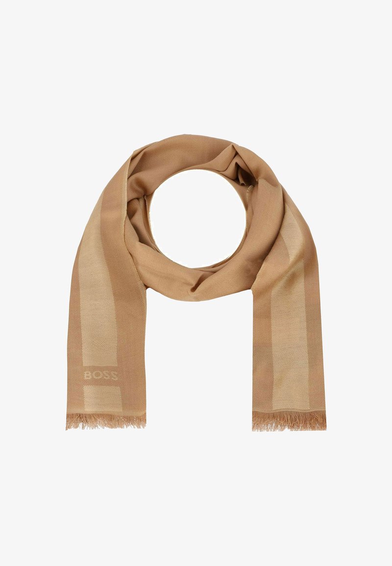 Écharpe beige en tissu doux, présentant un motif à rayures subtiles et des bords frangés. Le logo de la marque "BOSS" est affiché sur un côté.