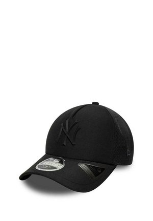 Czarna czapka baseballowa z siateczkowym tyłem, zakrzywionym daszkiem, tłoczonym logo New York Yankees i naklejkami marki na daszku.
