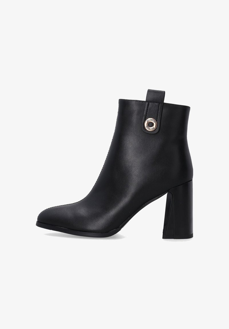 Czarny skórzany botek za kostkę z ostrym noskiem, wysokim słupkowym obcasem i dekoracyjnym złotym akcentem z tyłu. Gładka tekstura i elegancki design.