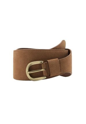 Ceinture en suede beige avec une large sangle et une boucle en laiton à double picot. Fini lisse et bords subtils, conçue pour un ajustement réglable.