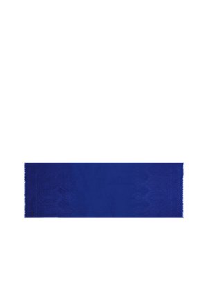 Écharpe rectangulaire bleue unie avec un motif texturé subtil et des bords effilochés sur fond blanc.