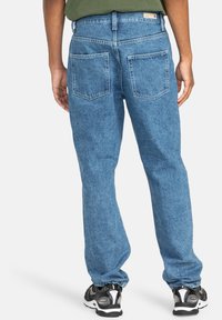 Helle blaue Jeans aus Denim mit einem leicht verwaschenen Finish, ausgestattet mit zwei Gesäßtaschen, geradem Bein und mittelhohem Bund.