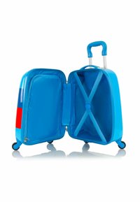 Maleta rígida azul con compartimentos interiores y correas cruzadas. Cuenta con un mango retráctil y ruedas multidireccionales.