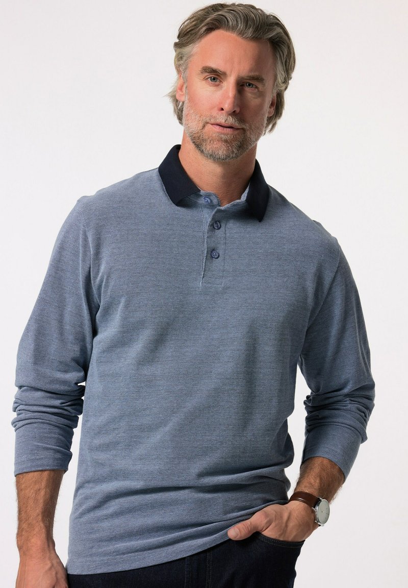 Pánská polokošile s dlouhým rukávem v světle modré barvě s navy límcem, se třemi knoflíky a texturovanou tkaninou. Nosit s tmavými džíny a hodinkami.