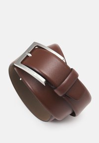 Ceinture en cuir marron avec une boucle rectangulaire en argent. Elle présente une texture lisse et des coutures précises le long des bords.