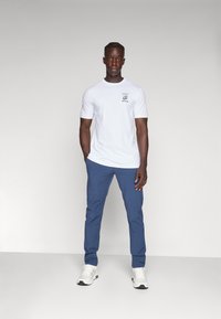 TravisMathew TECH CHINO - Trousers - dress blues