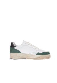 Sneaker bianco in pelle con dettagli in suede verde e tallone nero. Presenta una suola spessa con finitura testurizzata e un intersuola crema a contrasto.