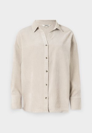 Camisa de manga longa bege clara com frente abotoada, ajuste descontraído e um tecido texturizado. Apresenta um colarinho clássico e botões visíveis.