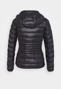 Czarna kurtka puchowa z kapturem, z pikowanym wzorem, błyszczącą teksturą i dopasowanym krojem. Widok z tyłu ukazuje poziome paski.