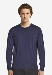 Mörkblå långärmad tröja med rundad hals, stickad struktur, ribbade ärmslut och nederkant, avslappnad passform, mjukt material, minimalistisk design, utan mönster.