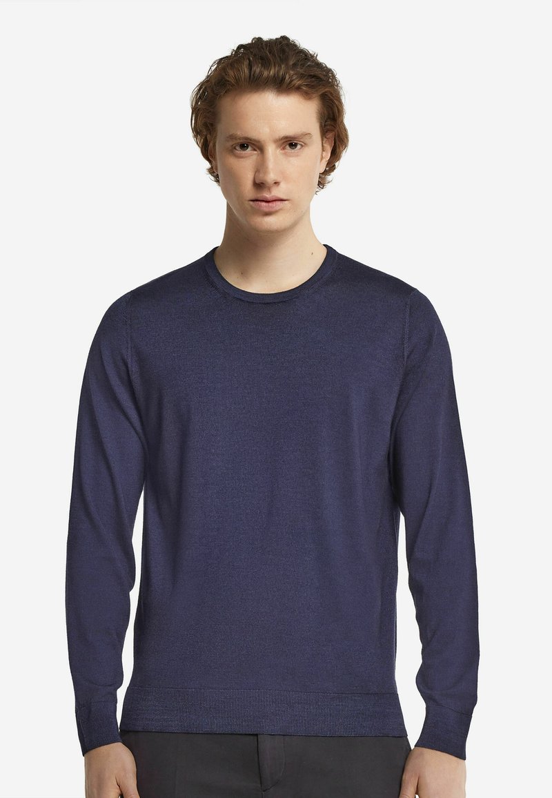 Mörkblå långärmad tröja med rundad hals, stickad struktur, ribbade ärmslut och nederkant, avslappnad passform, mjukt material, minimalistisk design, utan mönster.