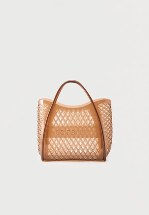 Hnedá priehľadná taška na rameno s výrezmi v tvare diamantov a nápisom "dolce vita" vyrazeným na prednej strane, vybavená dvoma zaoblenými rukoväťami.