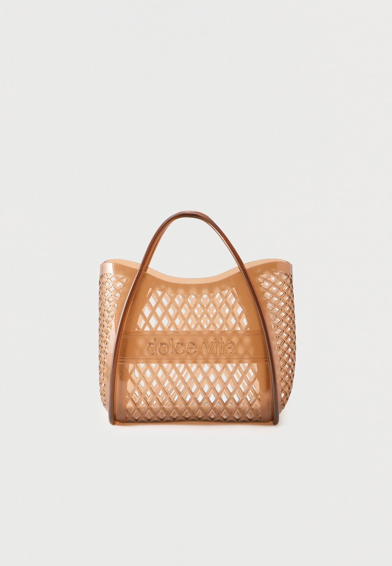 Καφέ διαφανής τσάντα tote με διαμαντόσχημες εγκοπές και την ένδειξη «dolce vita» ανάγλυφη στο μπροστινό μέρος, με δύο στρογγυλεμένες λαβές.