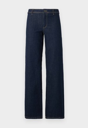Jean large en denim de couleur bleu foncé avec un design classique à cinq poches, présenté avec des coutures dorées et une fermeture à bouton à la taille.