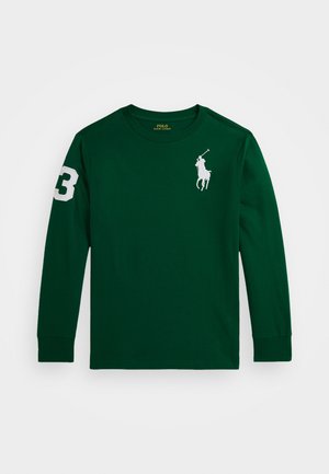 Camiseta de manga larga verde, hecha de algodón, con cuello redondo, que presenta un logo de jugador de polo blanco en el pecho y el número "3" en la manga.