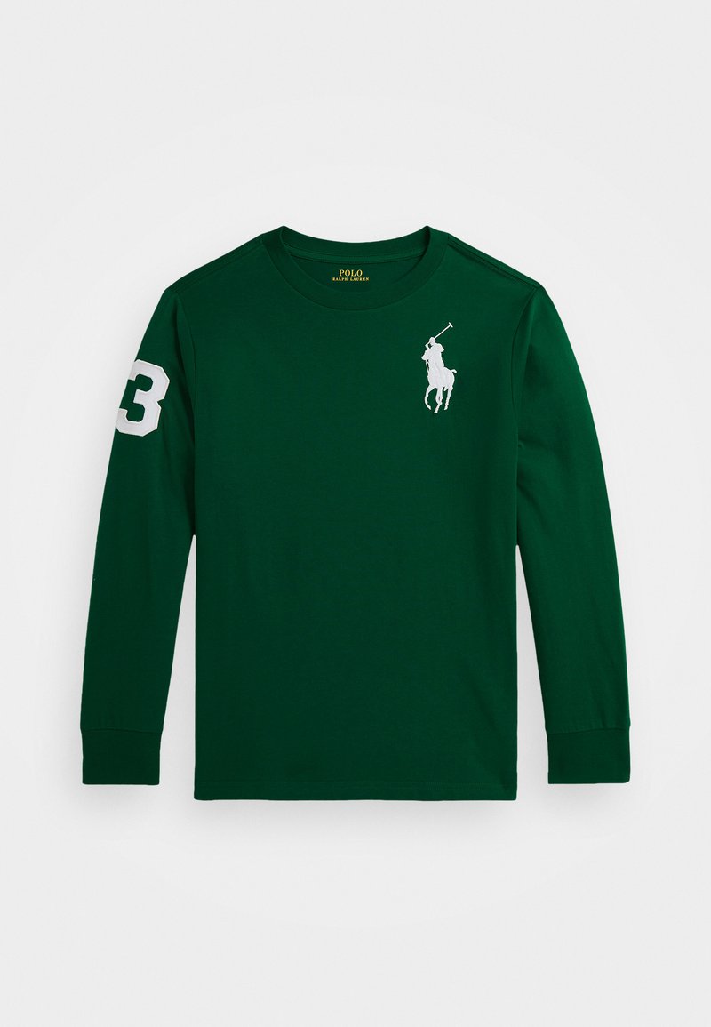 T-shirt vert à manches longues en coton avec un col rond, arborant un logo de joueur de polo blanc sur la poitrine et le numéro "3" sur la manche.