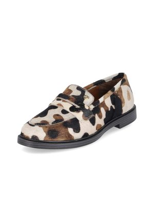 Mocasín individual de mujer con suela baja negra y parte superior con estampado animal marrón, negro y beige sobre fondo blanco.