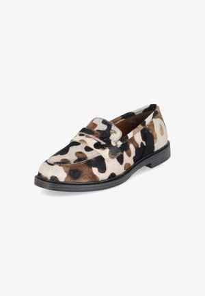 Mocasín individual de mujer con suela baja negra y parte superior con estampado animal marrón, negro y beige sobre fondo blanco.