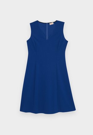 Ujjatlan, kék ruha V-nyakkivágással, sima anyagból készült. Rejtett hátsó cipzárral és bővített szoknyával rendelkezik a szabad mozgás érdekében.