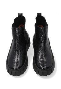 Schwarze Ankle Boots mit einer strukturierten, glänzenden Oberfläche, runder Zehenpartie, elastischen Seitenteilen und dicker Gummisohle für besseren Halt.