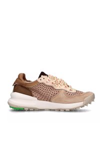 Sneaker con tomaia in suede color sabbia e marrone, design perforato, lacci multicolore e suola in gomma bianca con accenti verdi.