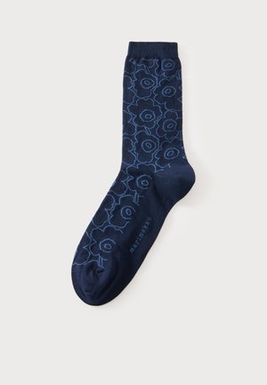 Un solo calcetín azul marino con un patrón floral azul claro y texto "marimekko" en el pie, exhibido plano sobre un fondo blanco.