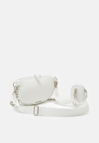 Weiße Crossbody-Tasche aus glattem Leder mit einer Kettenriemen und einem kleinen Reißverschlusspouch. Sie hat ein geknotetes Detail oben.