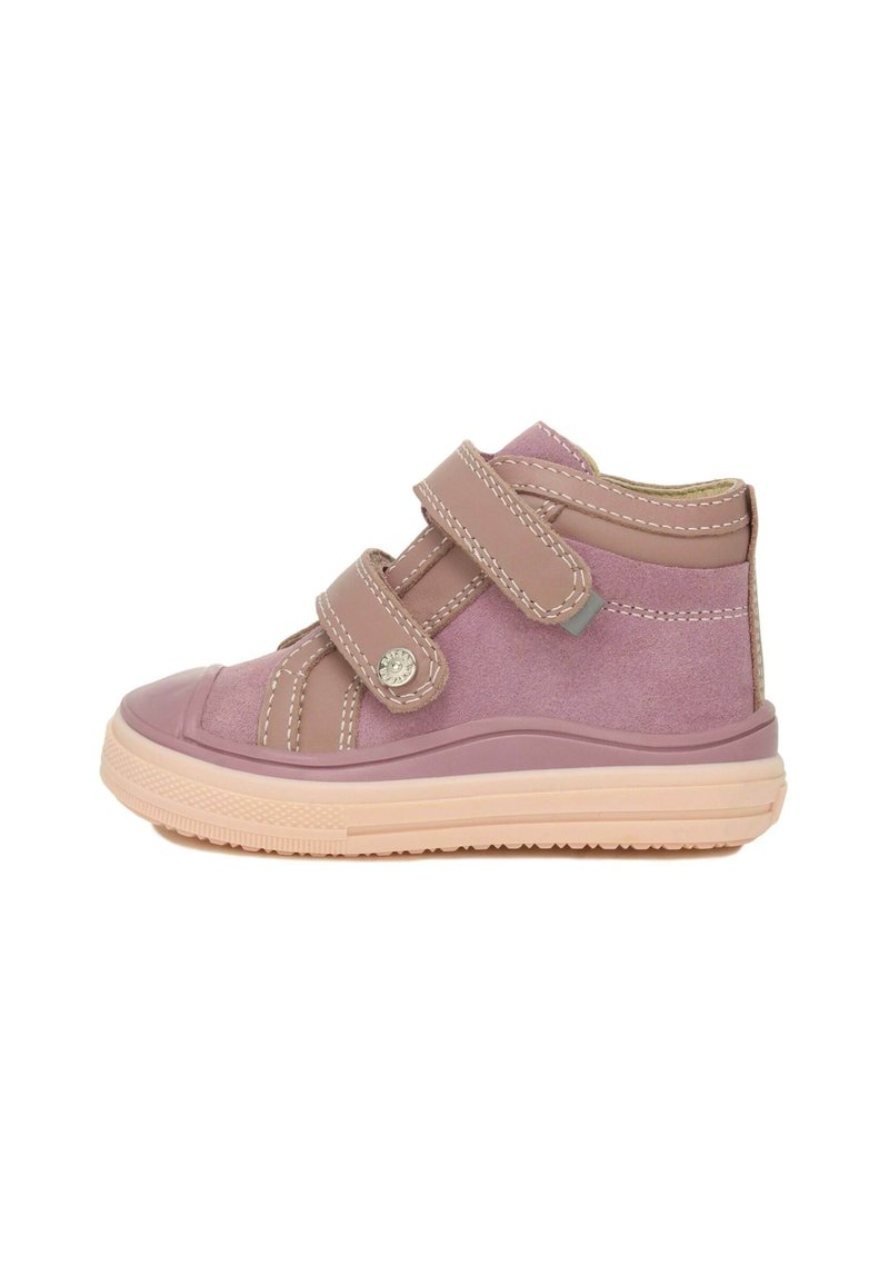 Baskets montantes en suède rose avec deux bandes Velcro, capuchon en caoutchouc à l'avant et semelle texturée rose. Couture contrastante le long des bords.