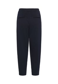 Marineblå bukser med en indsnævret pasform, lavet af blødt stof. Har en bred elastisk linning og to baglommer med en tekstureret detalje.