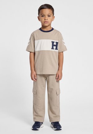 Hummel, HUMMEL HMLROBIN LOOSE T-SHIRT S/S UNISEX - T-shirts print - cobblestone