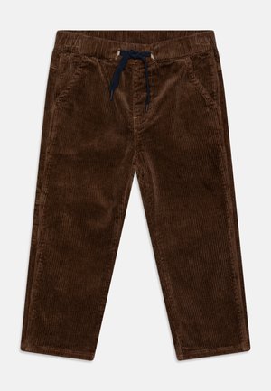 Brune kordfløjspants med elastisk talje, sidelommer og lodret ribbet tekstur. Stoffet ser blødt og slidstærkt ud.