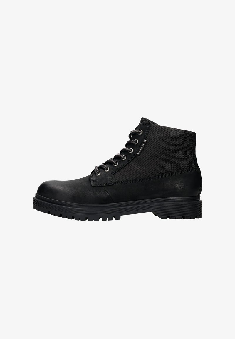 Schwarze Stiefeletten mit glattem Leder an der Spitze und strukturiertem Stoff am Schaft. Sie verfügen über silberne Ösen, Schnürsenkel und eine robuste Gummisohle mit Grip.