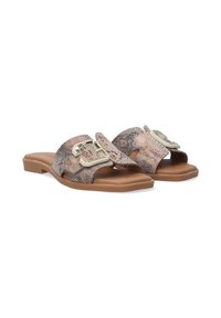 Flade sandaler med et struktureret mønster inspireret af slangeskind i beige og grå. Har en stor sølvspænde og en tan gummisål.