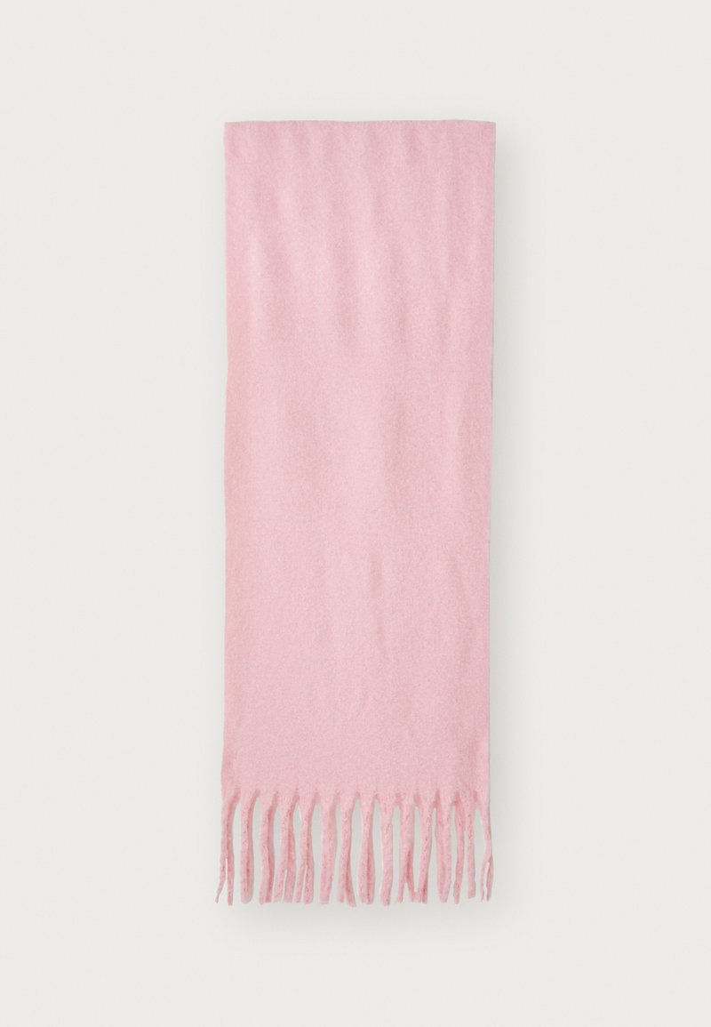 Écharpe tissée rose avec des bords à franges, texture douce et forme rectangulaire, adaptée à diverses options de style.