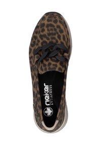 Chaussure à enfiler en imprimé léopard avec un dessus flexible, des accents en caoutchouc noir et une semelle intérieure rembourrée marquée "Antistress" pour le confort.