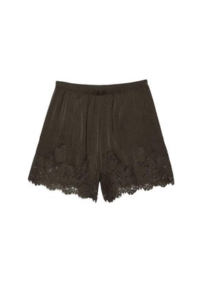 Zwarte losse shorts met elastische tailleband en bloemrijke kanten afwerking aan de zoom, op een witte achtergrond.