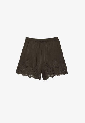 Zwarte losse shorts met elastische tailleband en bloemrijke kanten afwerking aan de zoom, op een witte achtergrond.