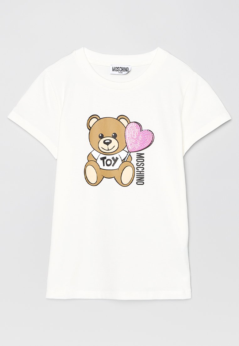 Biała bawełniana koszulka z grafiką brązowego misia, z napisem "TOY", różowym, brokatowym sercem oraz pionowym napisem "MOSCHINO" z boku.