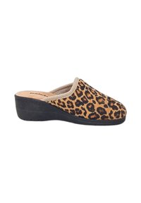Scarpa slip-on con stampa leopardata, tomaia in tessuto morbido, soletta imbottita e tacco basso a zeppa nero. Rifinita con un bordo di colore neutro.