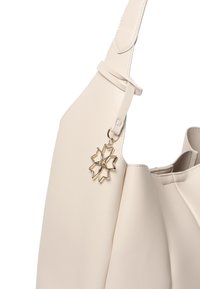 Cremefarvet læderhåndtaske med et struktureret design, der har et geometrisk guldkæde og en bred rem. Glat tekstur med minimal detaljer.