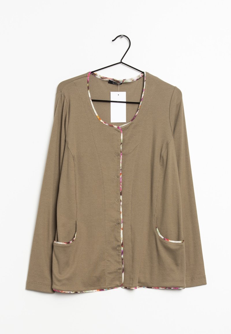 Cardigan marron clair à manches longues avec bordure florale le long de l'encolure, de la ligne de boutons, des poches et de l'ourlet, suspendu à un cintre noir avec une étiquette.