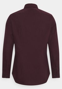 Bordeaux lange mouwen shirt met een puntkraag, solide textuur, gebogen zoom en met knopen afgewerkte mouwen met donkere knopen.