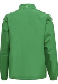 Grön vindjacka med hög krage, långa ärmar och vita detaljer på axlarna. Slätt, lättviktigt tyg.