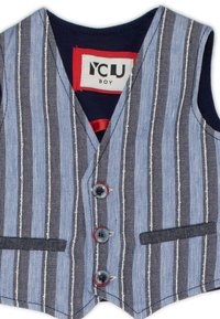 Gilet a righe blu e navy con cinque bottoni, due tasche frontali e un'etichetta rossa "YCU BOY" sul collo. Tessuto testurizzato con larghezze variabili.